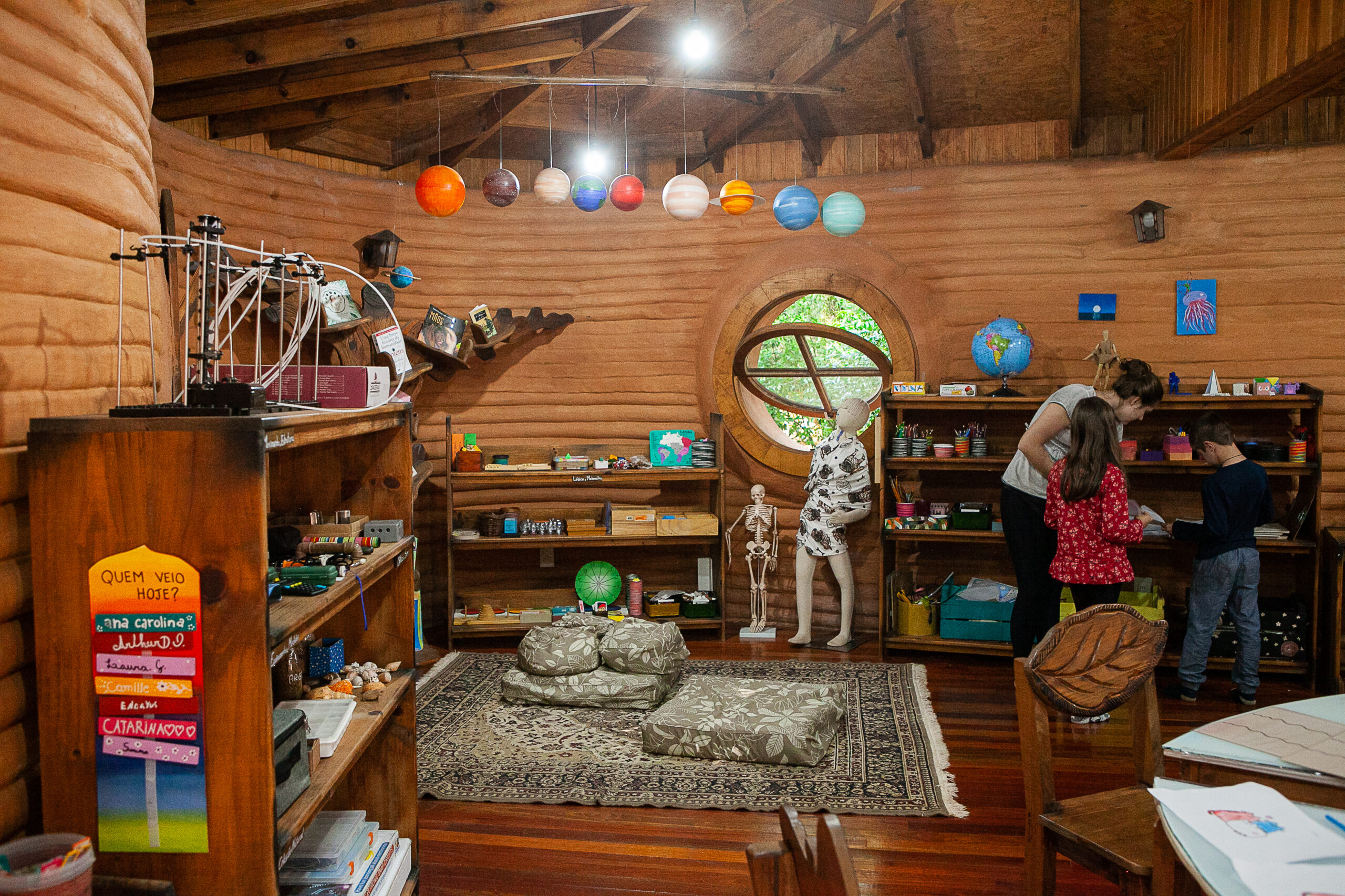 Interior circular com materiais pedagógicos